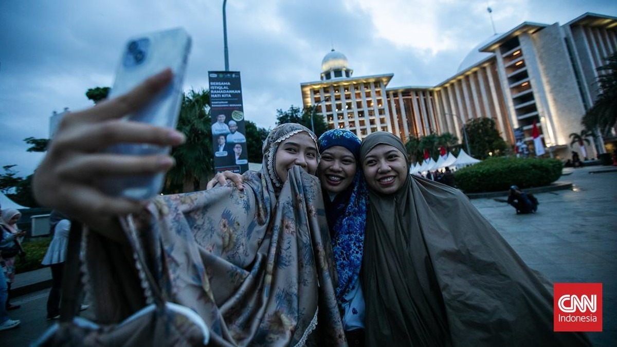FOTO : antusias Jemaah Salat Tarawih Pertama di Masjid Istiqlal